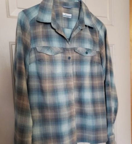 Columbia Women’sblue Flannel Button Up - Size M 1 Columbia Women’sblue Flannel Button Up - Size M